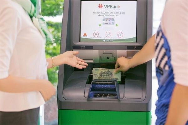 VPBank dừng giao dịch trên thẻ từ, quyền lợi khách hàng giải quyết thế nào? - ảnh 1