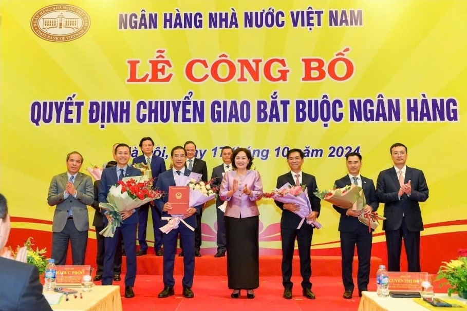 Chính thức chuyển giao bắt buộc 2 ngân hàng - ảnh 3