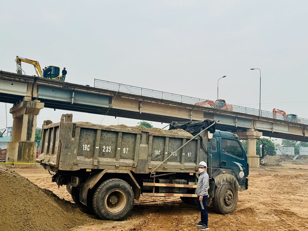 Các đơn vị khẩn trương phá dỡ phần còn lại của cầu Phong Châu - ảnh 3