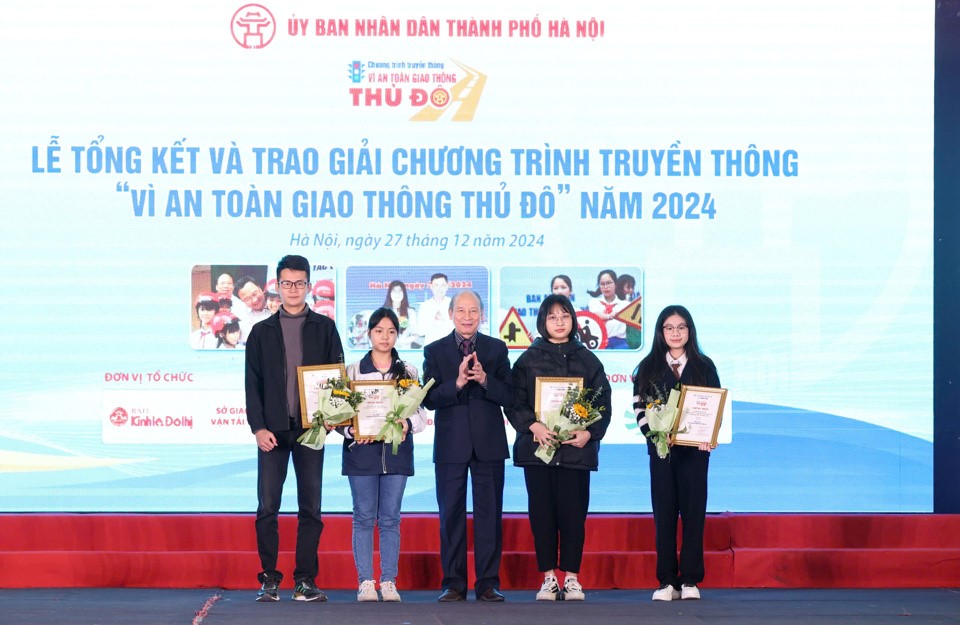 Ph&oacute; Chủ tịch Thường trực Hội nh&agrave; b&aacute;o TP H&agrave; Nội&nbsp;Kiều Thanh H&ugrave;ng trao giải Ba cho 4 th&iacute; sinh đạt giải tại Cuộc thi viết"V&igrave; an to&agrave;n giao th&ocirc;ng Thủ đ&ocirc;" năm 2024.