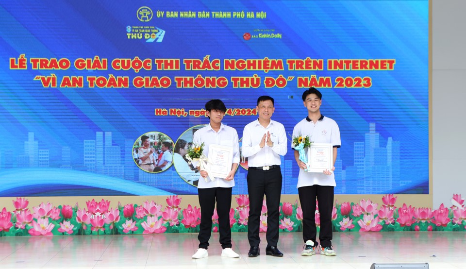 PGS.TS Nguyễn Th&agrave;nh Lợi - Tổng Bi&ecirc;n tập B&aacute;o Kinh tế &amp; Đ&ocirc; thị trao giải Nhất cho th&iacute; sinh đạt giải tại Cuộc thi trắc nghiệm tr&ecirc;n internet &ldquo;V&igrave; an to&agrave;n giao th&ocirc;ng Thủ đ&ocirc; năm 2023&rdquo;. Ảnh: Thanh Hải