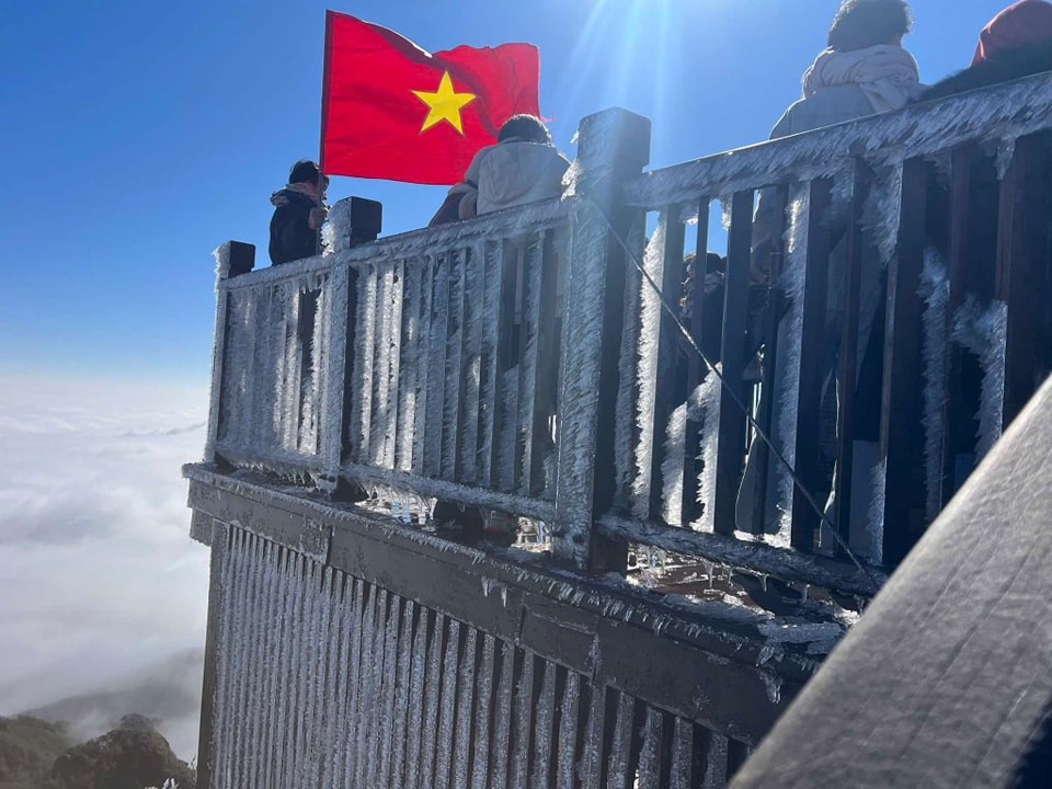 Nhiều du khách bất ngờ khi đỉnh Fansipan có băng tuyết - ảnh 4