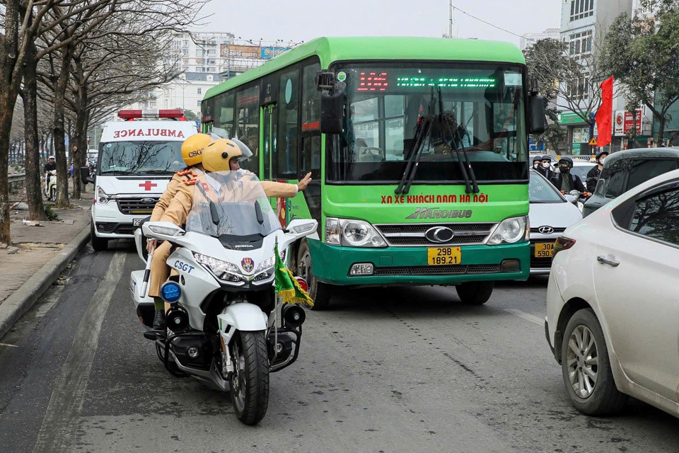 Người dân ùn ùn về quê đón Tết khiến những cung đường 'nghẹt thở' ngày cuối năm - ảnh 3