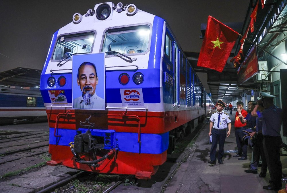 Có gì đặc biệt trên đoàn tàu Thống Nhất kỷ niệm 50 năm non sông liền một dải? - ảnh 1