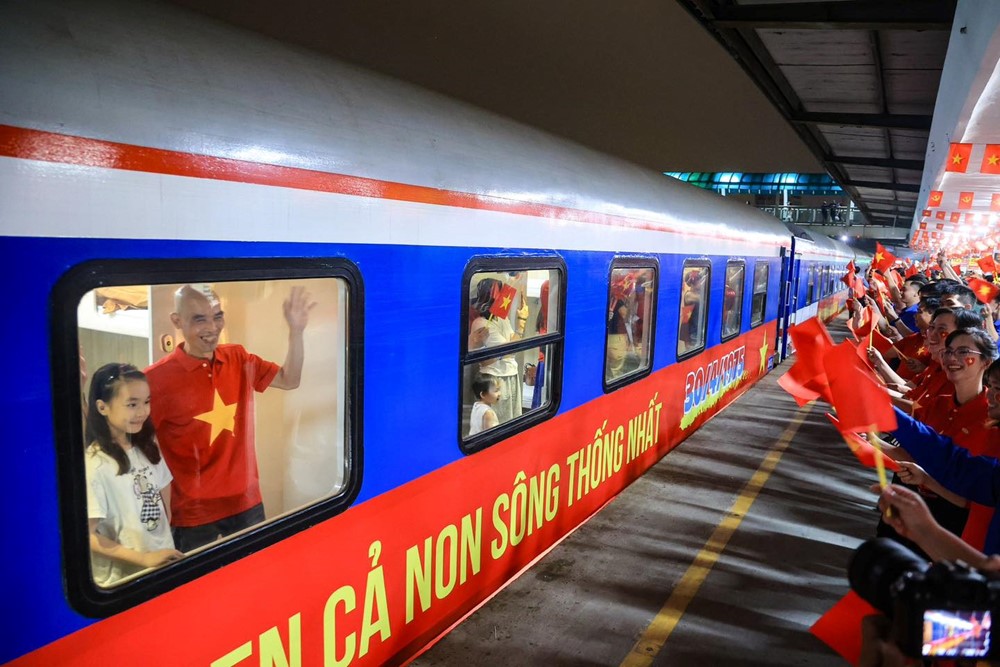 Có gì đặc biệt trên đoàn tàu Thống Nhất kỷ niệm 50 năm non sông liền một dải? - ảnh 2