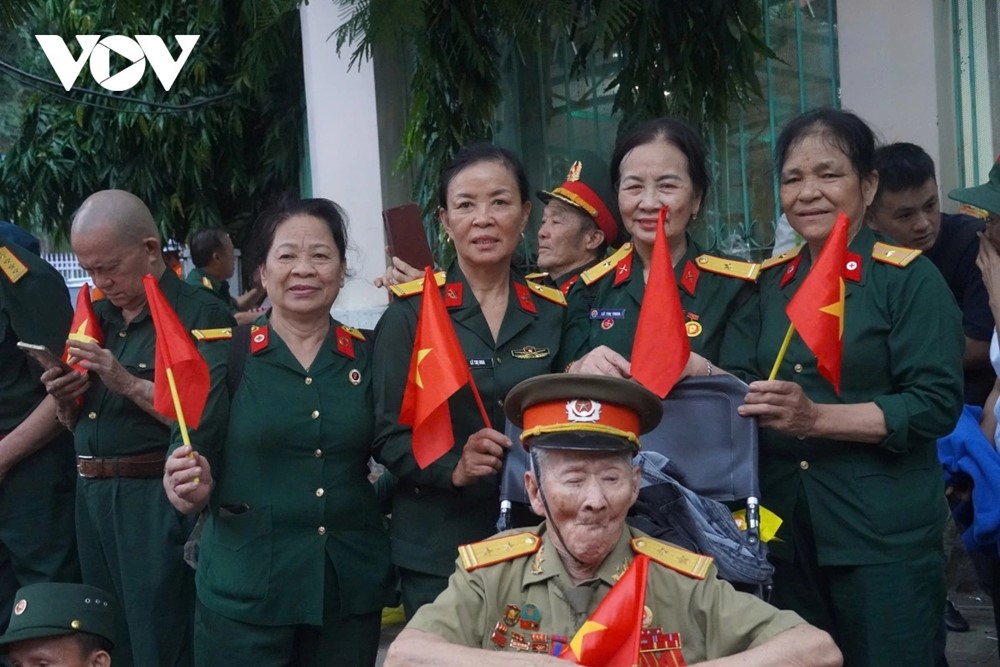 truc tiep cac khoi dieu binh, dieu hanh di trong vong tay nhan dan hinh anh 49