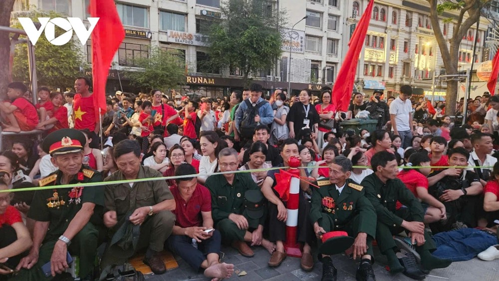 truc tiep cac khoi dieu binh, dieu hanh di trong vong tay nhan dan hinh anh 58