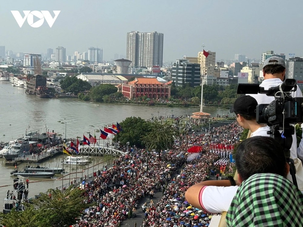 truc tiep cac khoi dieu binh, dieu hanh di trong vong tay nhan dan hinh anh 2