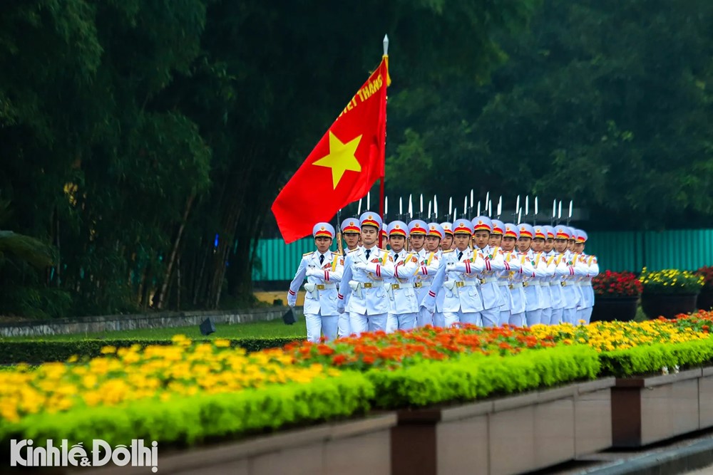 Hình ảnh 2 Thiêng liêng lễ chào cờ kỷ niệm 50 năm thống nhất đất nước tại Quảng trường Ba Đình - ảnh 2