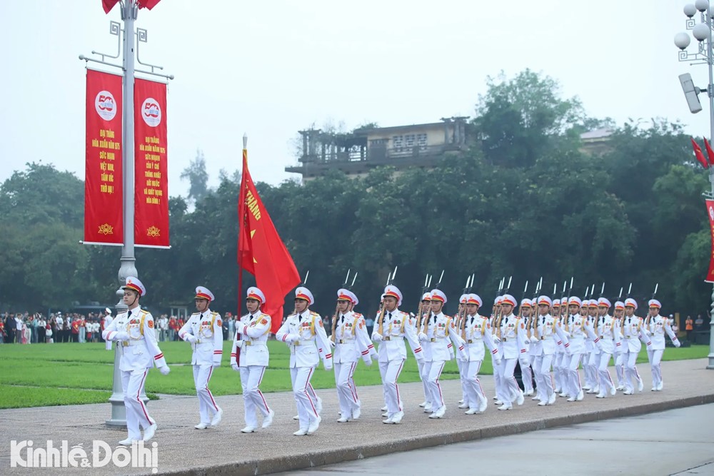 Hình ảnh 4 Thiêng liêng lễ chào cờ kỷ niệm 50 năm thống nhất đất nước tại Quảng trường Ba Đình - ảnh 4