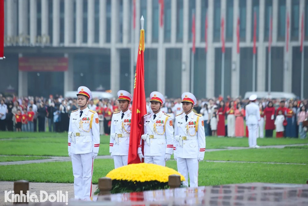 Hình ảnh 6 Thiêng liêng lễ chào cờ kỷ niệm 50 năm thống nhất đất nước tại Quảng trường Ba Đình - ảnh 6