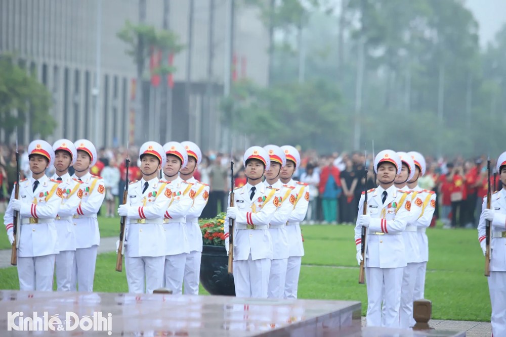 Hình ảnh 7 Thiêng liêng lễ chào cờ kỷ niệm 50 năm thống nhất đất nước tại Quảng trường Ba Đình - ảnh 7