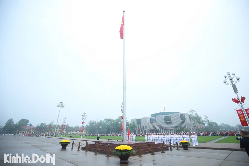 Hình ảnh 8 Thiêng liêng lễ chào cờ kỷ niệm 50 năm thống nhất đất nước tại Quảng trường Ba Đình - ảnh 8