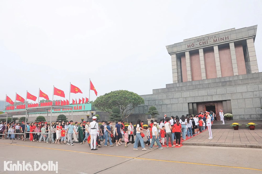 Thiêng liêng lễ chào cờ kỷ niệm 50 năm thống nhất đất nước tại Quảng trường Ba Đình - ảnh 15
