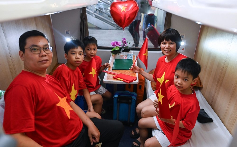 Có gì đặc biệt trên đoàn tàu Thống Nhất kỷ niệm 50 năm non sông liền một dải? - ảnh 4