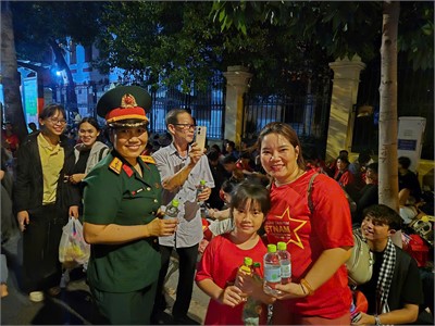 Quân khu 7 tiếp sức người dân xuyên đêm chờ xem diễu binh - ảnh 2