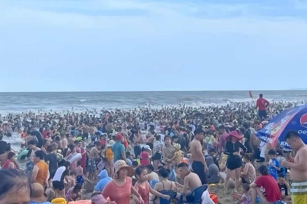 Bãi biển chật kín du khách, ngành du lịch biển bùng nổ trong dịp 30/4 – 1/5 - ảnh 1