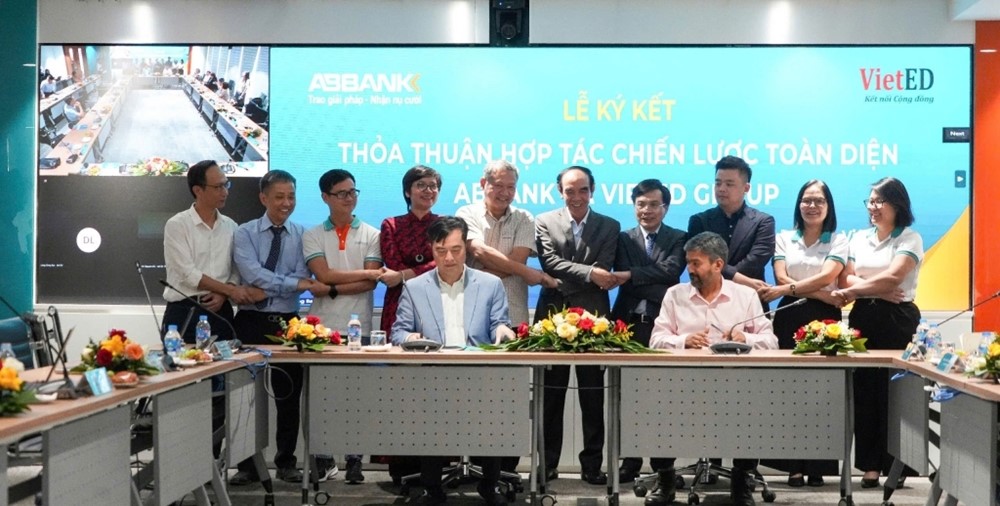 Đại diện hai bên, ông Phạm Duy Hiếu - TGĐ ABBANK và ông Raj Kumar - Giám đốc VietED Group thực hiện ký kết Thỏa thuận hợp tác với sự chứng kiến của các đại biểu