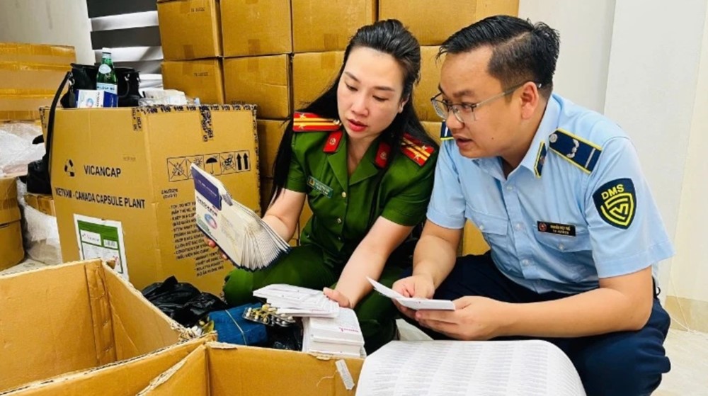 Hà Nội: Triệt phá "đại công xưởng" sản xuất thực phẩm chức năng, thiết bị y tế giả quy mô hơn 100 tấn - ảnh 1