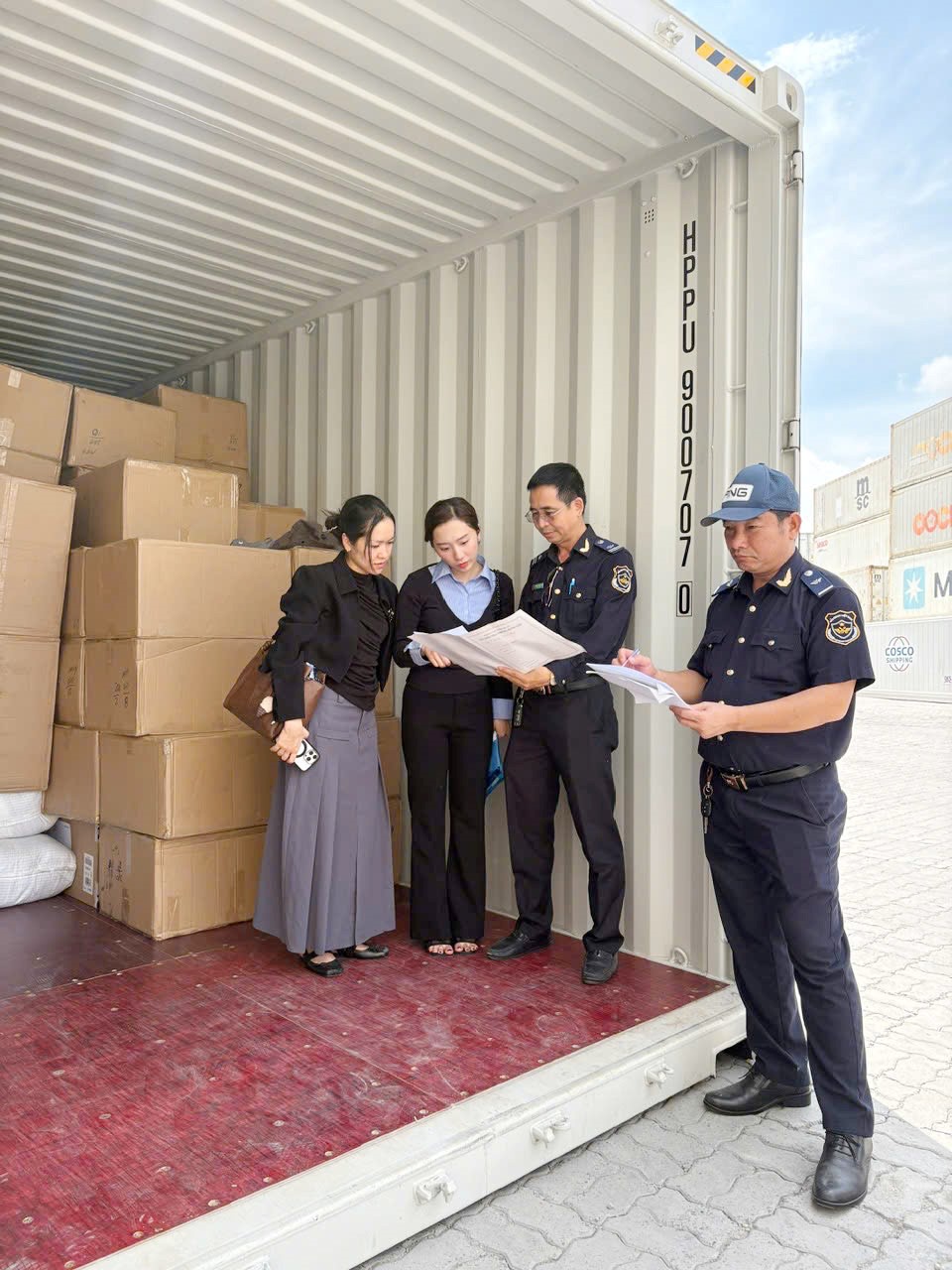 Phát hiện hàng nghìn sản phẩm “hàng hiệu” giả, trị giá hơn 8 tỷ đồng - ảnh 1