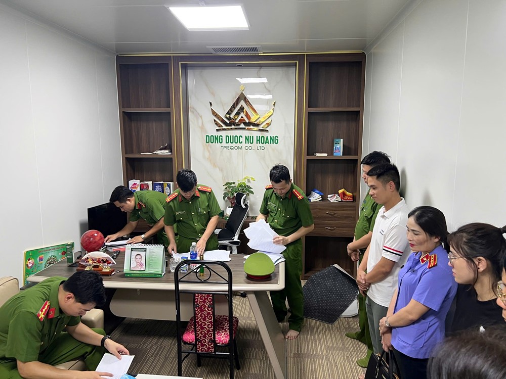 Phát hiện cơ sở sản xuất mỹ phẩm lậu quy mô lớn, thu giữ hàng chục tỷ đồng hàng hóa - ảnh 1