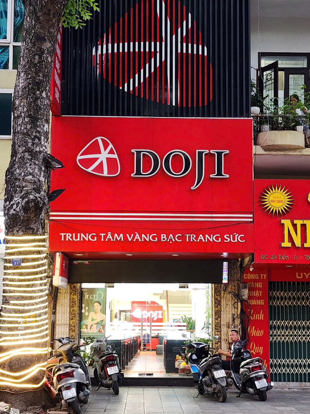 Giá vàng lập đỉnh 117 triệu đồng, “phố vàng” Hà Nội vẫn vắng bóng vàng miếng - ảnh 1