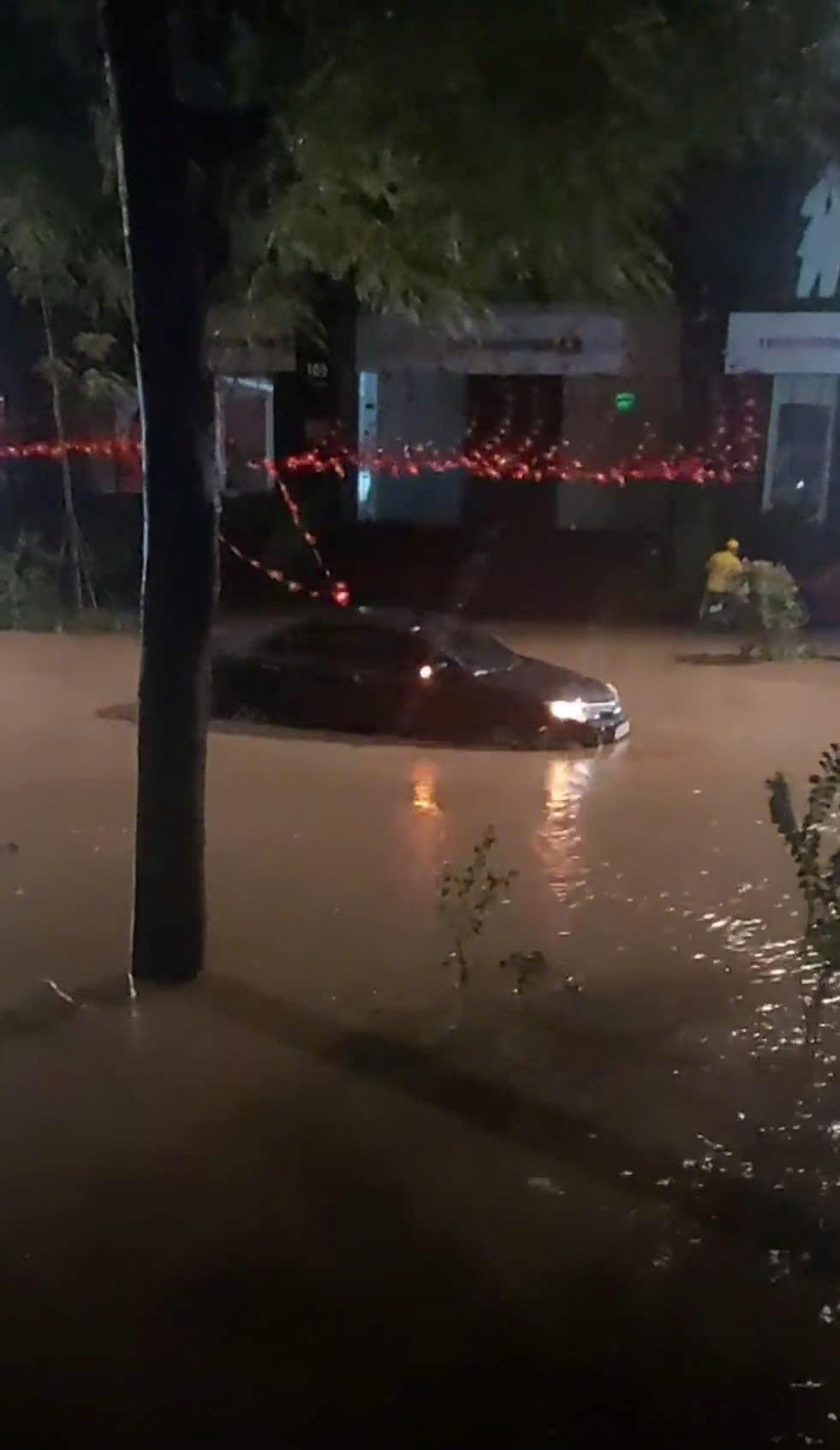 Mưa kéo dài do bão số 5, nhiều phố ngập sâu, người Hà Nội chật vật đến công sở - ảnh 14