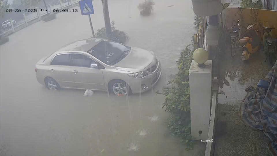 Mưa kéo dài do bão số 5, nhiều phố ngập sâu, người Hà Nội chật vật đến công sở - ảnh 10