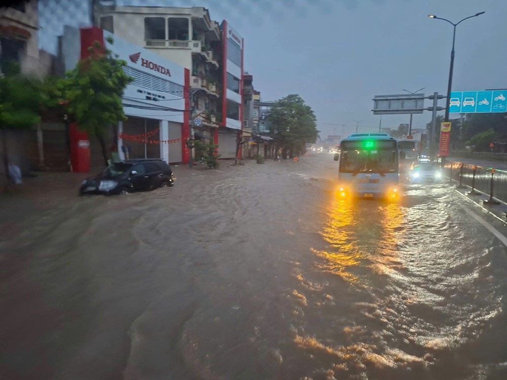 Mưa kéo dài do bão số 5, nhiều phố ngập sâu, người Hà Nội chật vật đến công sở - ảnh 13