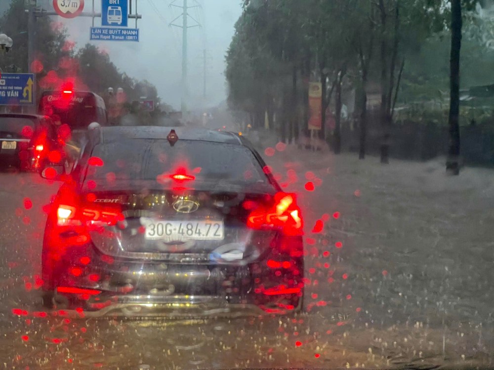 Mưa kéo dài do bão số 5, nhiều phố ngập sâu, người Hà Nội chật vật đến công sở - ảnh 12