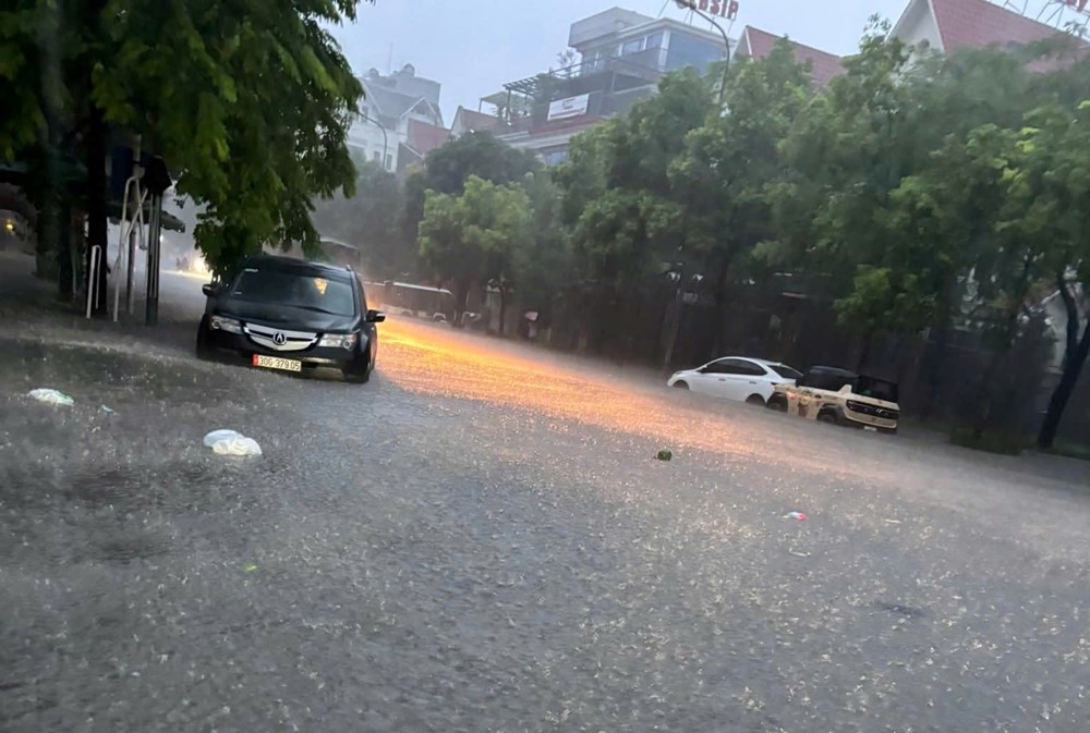 Mưa kéo dài do bão số 5, nhiều phố ngập sâu, người Hà Nội chật vật đến công sở - ảnh 6