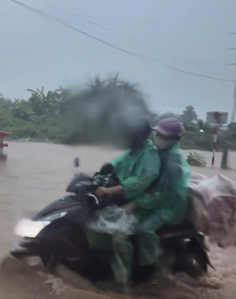 Mưa kéo dài do bão số 5, nhiều phố ngập sâu, người Hà Nội chật vật đến công sở - ảnh 11