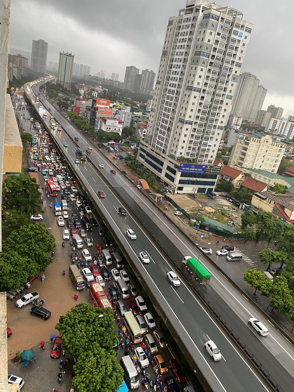 Mưa kéo dài do bão số 5, nhiều phố ngập sâu, người Hà Nội chật vật đến công sở - ảnh 8