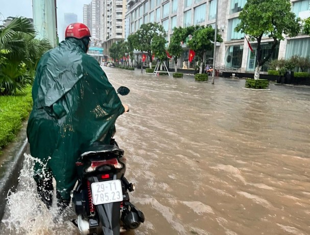 Mưa kéo dài do bão số 5, nhiều phố ngập sâu, người Hà Nội chật vật đến công sở - ảnh 5