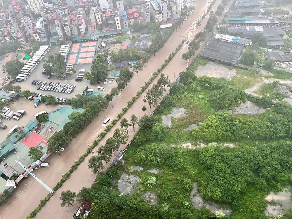 Mưa kéo dài do bão số 5, nhiều phố ngập sâu, người Hà Nội chật vật đến công sở - ảnh 7
