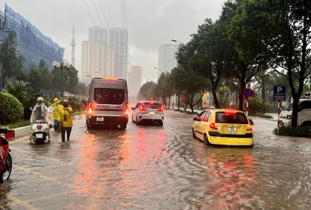 Mưa kéo dài do bão số 5, nhiều phố ngập sâu, người Hà Nội chật vật đến công sở - ảnh 4
