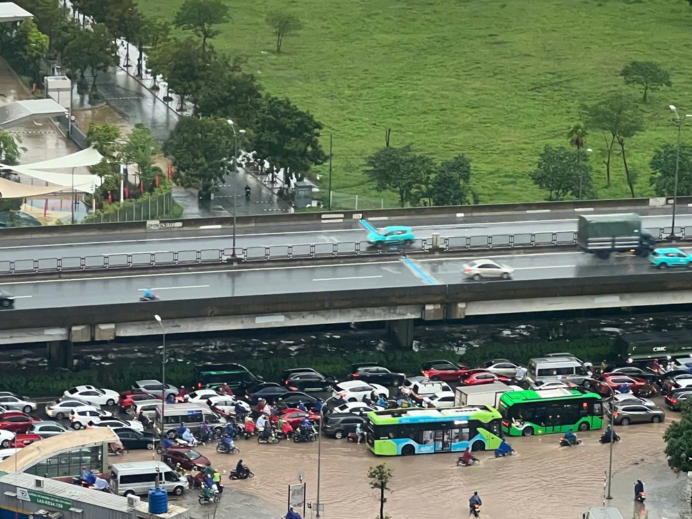 Mưa kéo dài do bão số 5, nhiều phố ngập sâu, người Hà Nội chật vật đến công sở - ảnh 1