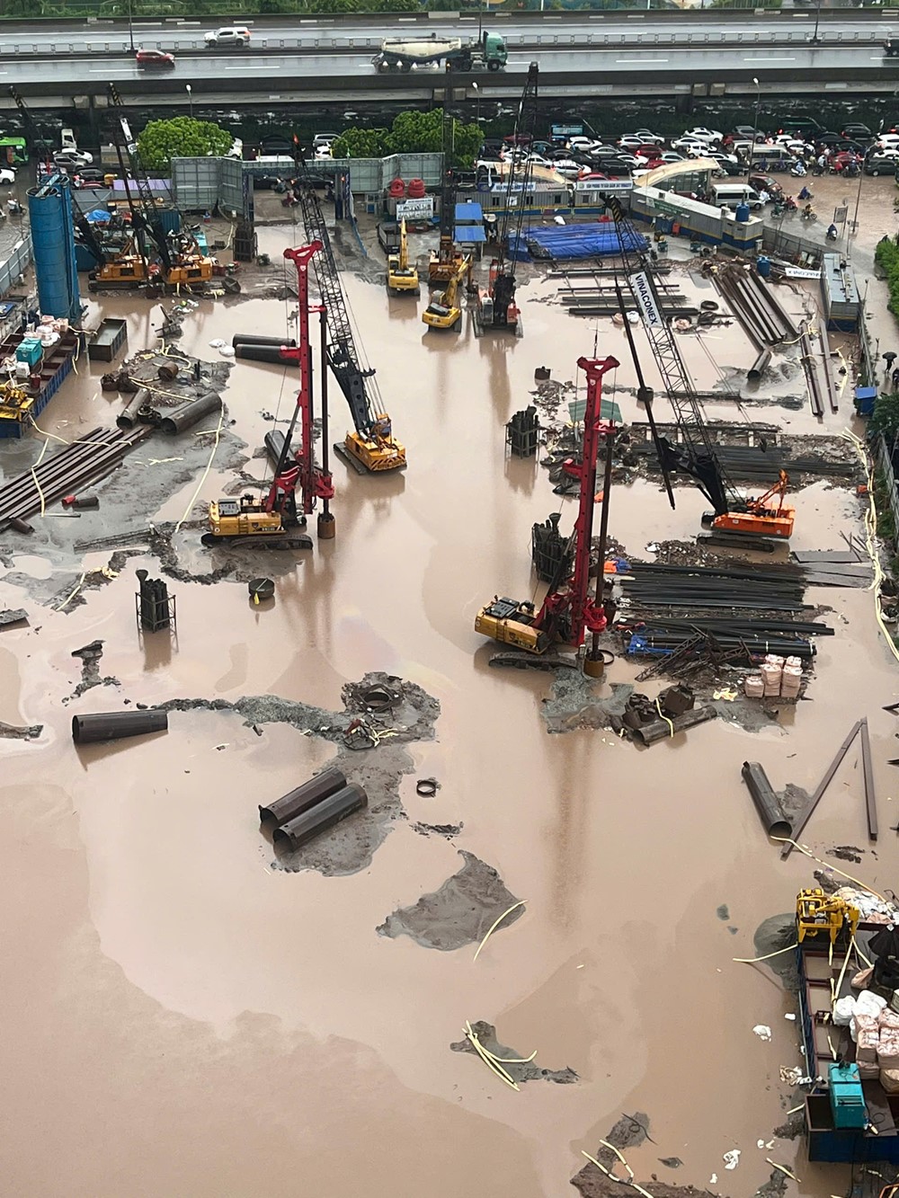 Mưa kéo dài do bão số 5, nhiều phố ngập sâu, người Hà Nội chật vật đến công sở - ảnh 3