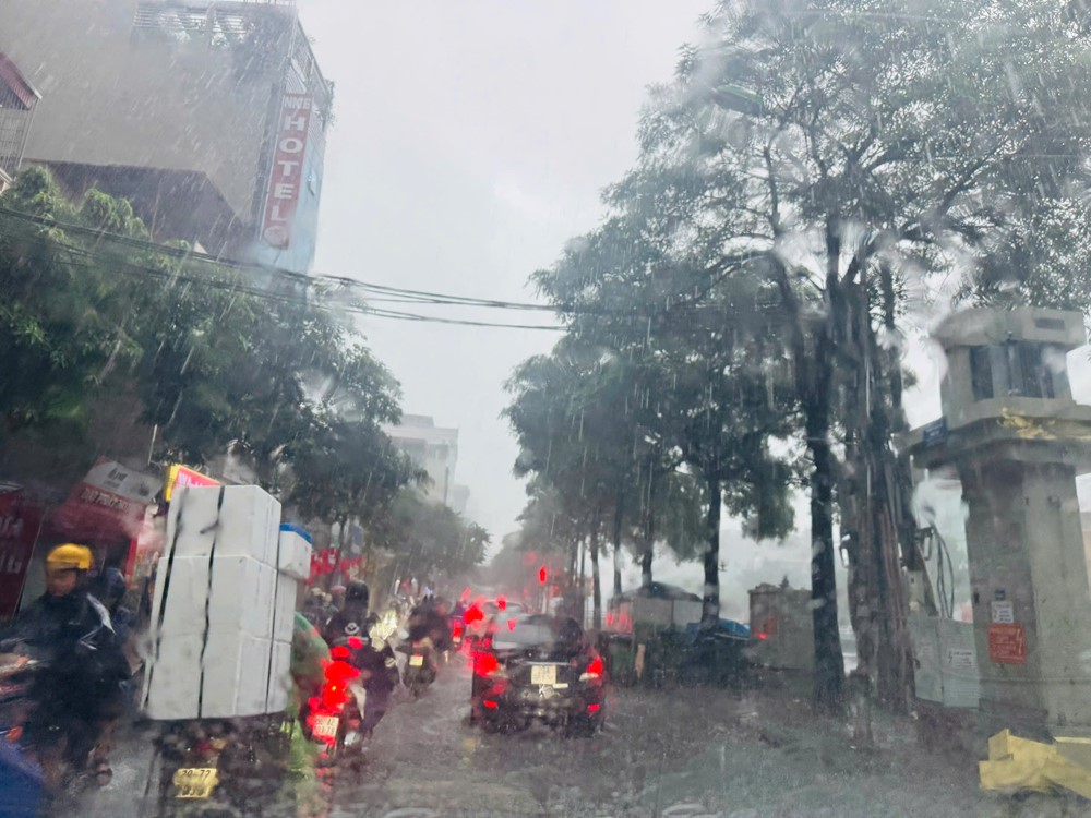 Mưa kéo dài do bão số 5, nhiều phố ngập sâu, người Hà Nội chật vật đến công sở - ảnh 2