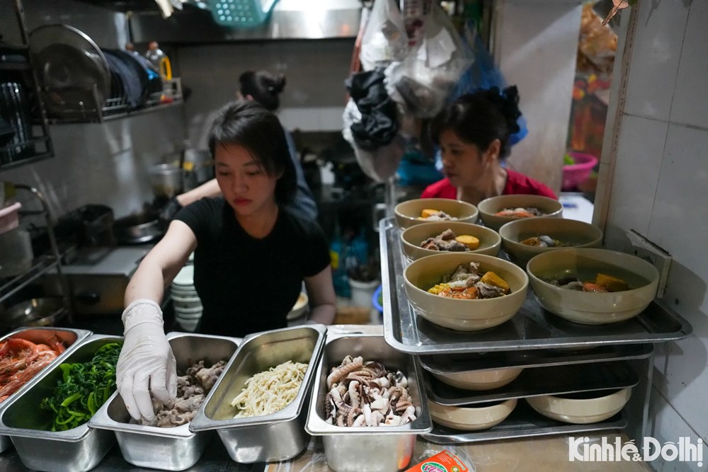 Quán ăn tặng miễn phí cả nghìn suất ăn cho người dân xem diễu binh - ảnh 11