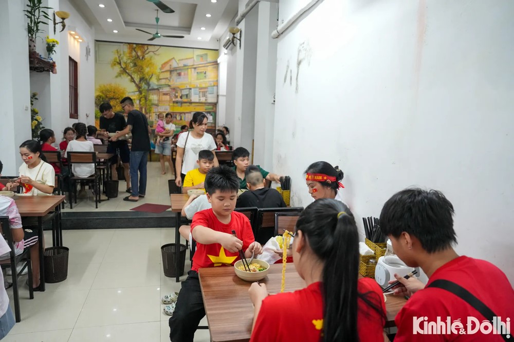 Quán ăn tặng miễn phí cả nghìn suất ăn cho người dân xem diễu binh - ảnh 10