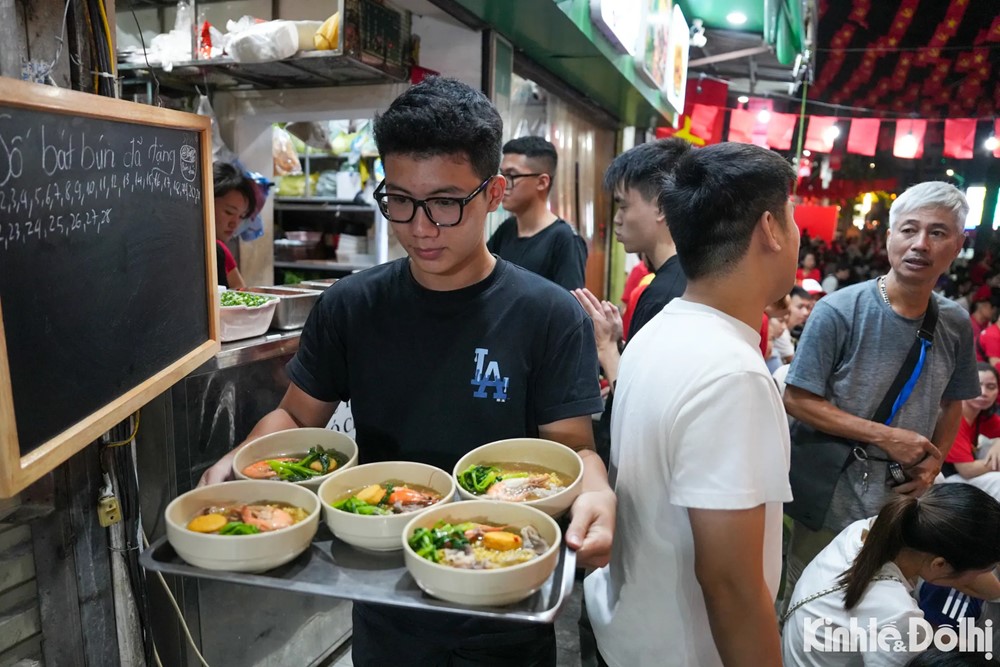 Quán ăn tặng miễn phí cả nghìn suất ăn cho người dân xem diễu binh - ảnh 7