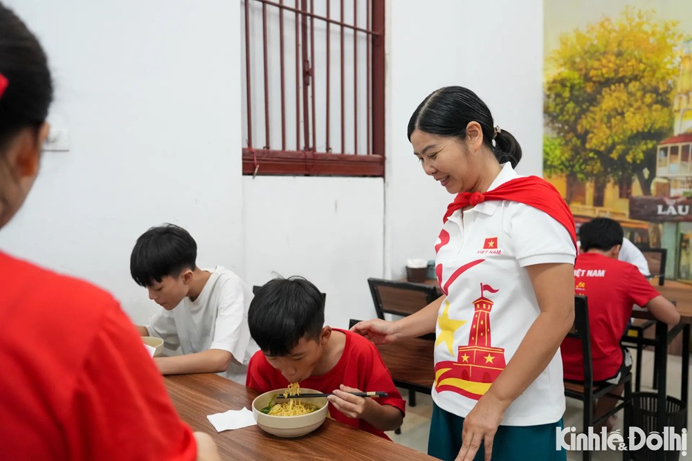 Quán ăn tặng miễn phí cả nghìn suất ăn cho người dân xem diễu binh - ảnh 8