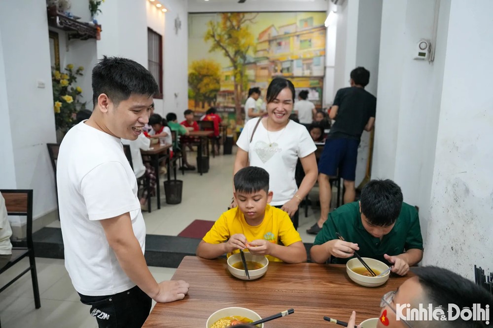 Quán ăn tặng miễn phí cả nghìn suất ăn cho người dân xem diễu binh - ảnh 6