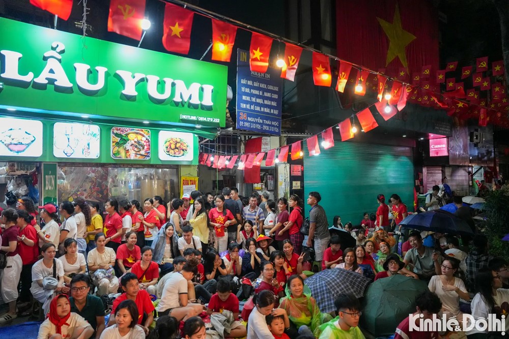 Quán ăn tặng miễn phí cả nghìn suất ăn cho người dân xem diễu binh - ảnh 1