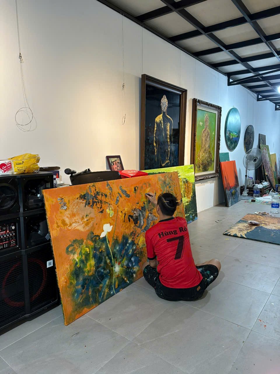 “Tái Sinh”: 19 bức sơn mài đánh dấu chặng đường mới của Họa sỹ Hùng Rô  - ảnh 1