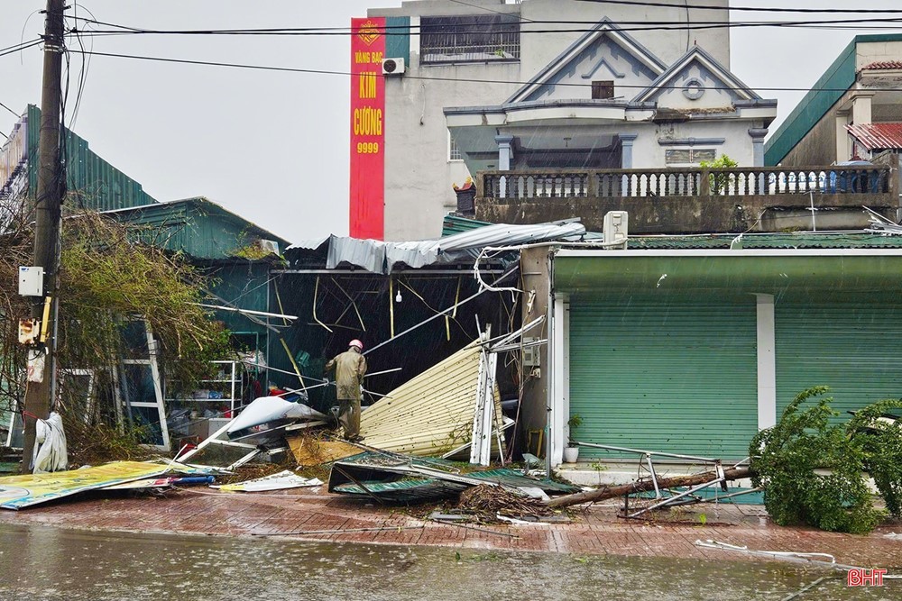 Bão số 10 tàn phá, gần 123.000 nhà hư hỏng, 22.500 ha hoa màu chìm trong nước - ảnh 1