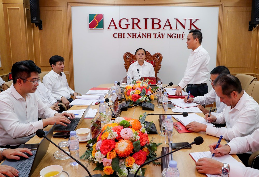 Agribank ủng hộ 5 tỷ đồng giúp Nghệ An vượt qua thiệt hại sau bão số 10 - ảnh 1