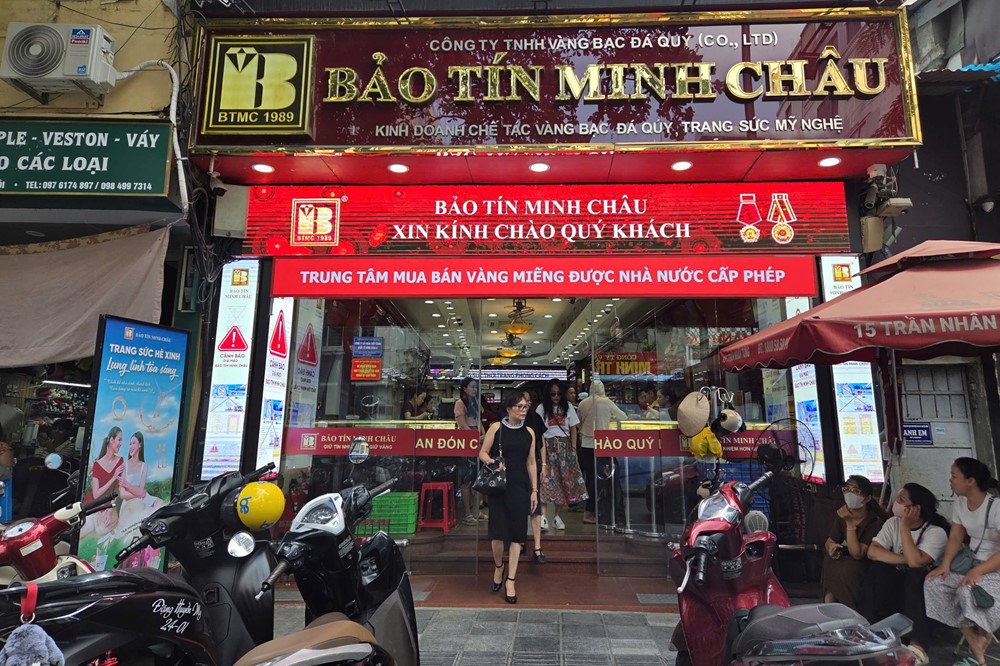 Ngày đầu siết thanh toán: Cửa hàng "cháy vàng", khách đặt cọc chờ vài tuần mới có hàng - ảnh 2