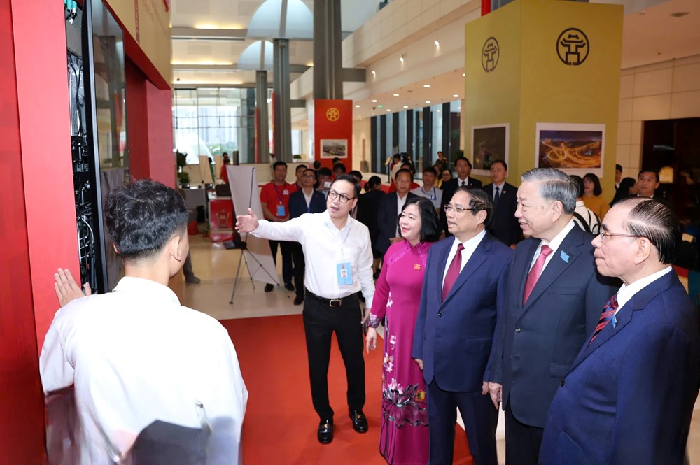 “Bức tường lịch sử số” tái hiện chặng đường vẻ vang của Đảng bộ Thành phố Hà Nội - ảnh 1